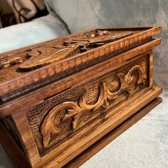 Beautiful handmade butterfly jewelry box, all hand carved, 9”X6”, so pretty - Picture 6 of 9